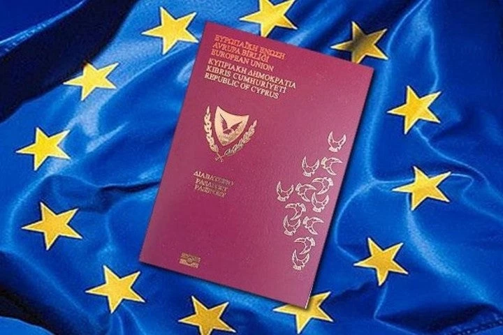 H κυβέρνηση μειώνει τα τέλη διαμονής για τους μετανάστες –Πανηγυρίζουν οι Αλβανοί στην Ελλάδα